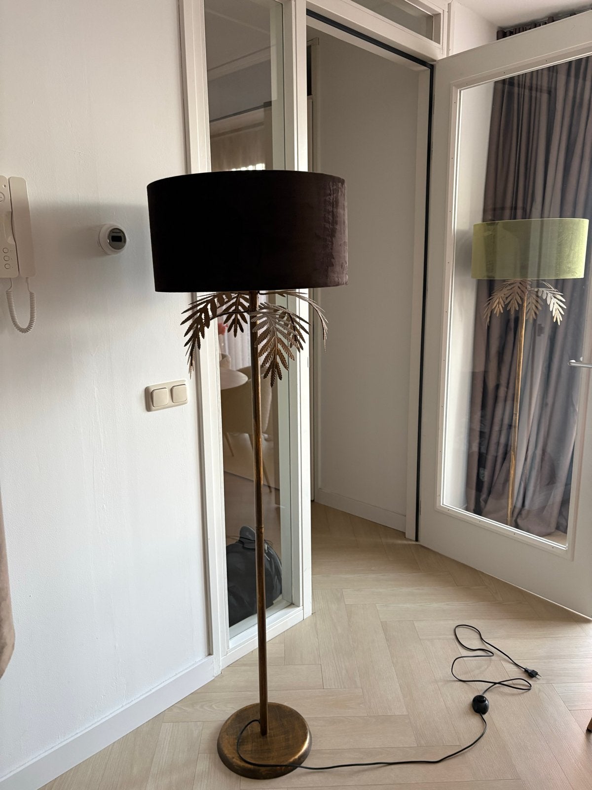 Zwarte lamp met roesten voet en bloem suède kap, Huis en Inrichting, Lampen | Vloerlampen, Ophalen, Zo goed als nieuw, Metaal