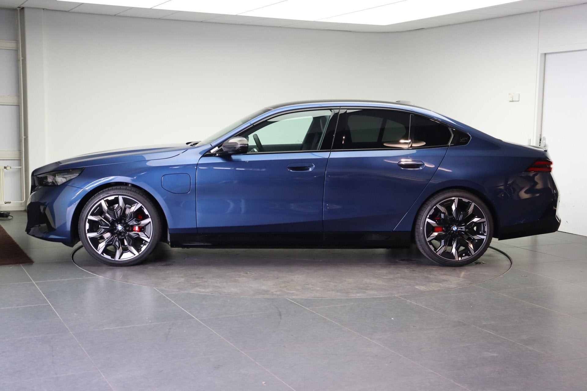 BMW 5 Serie 530e M Sport Automaat / Panoramadak / Trekhaak /, Automaat, Achterwielaandrijving, Zwart, 4 cilinders