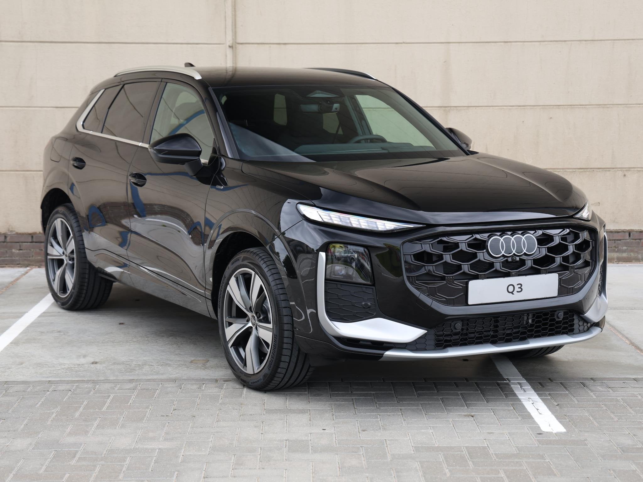 Audi Q3 S edition e-hybrid 200 kW/272 PK | Privacyglas | Tec, 1800 kg, 1498 cc, 4 cilinders, Zwart