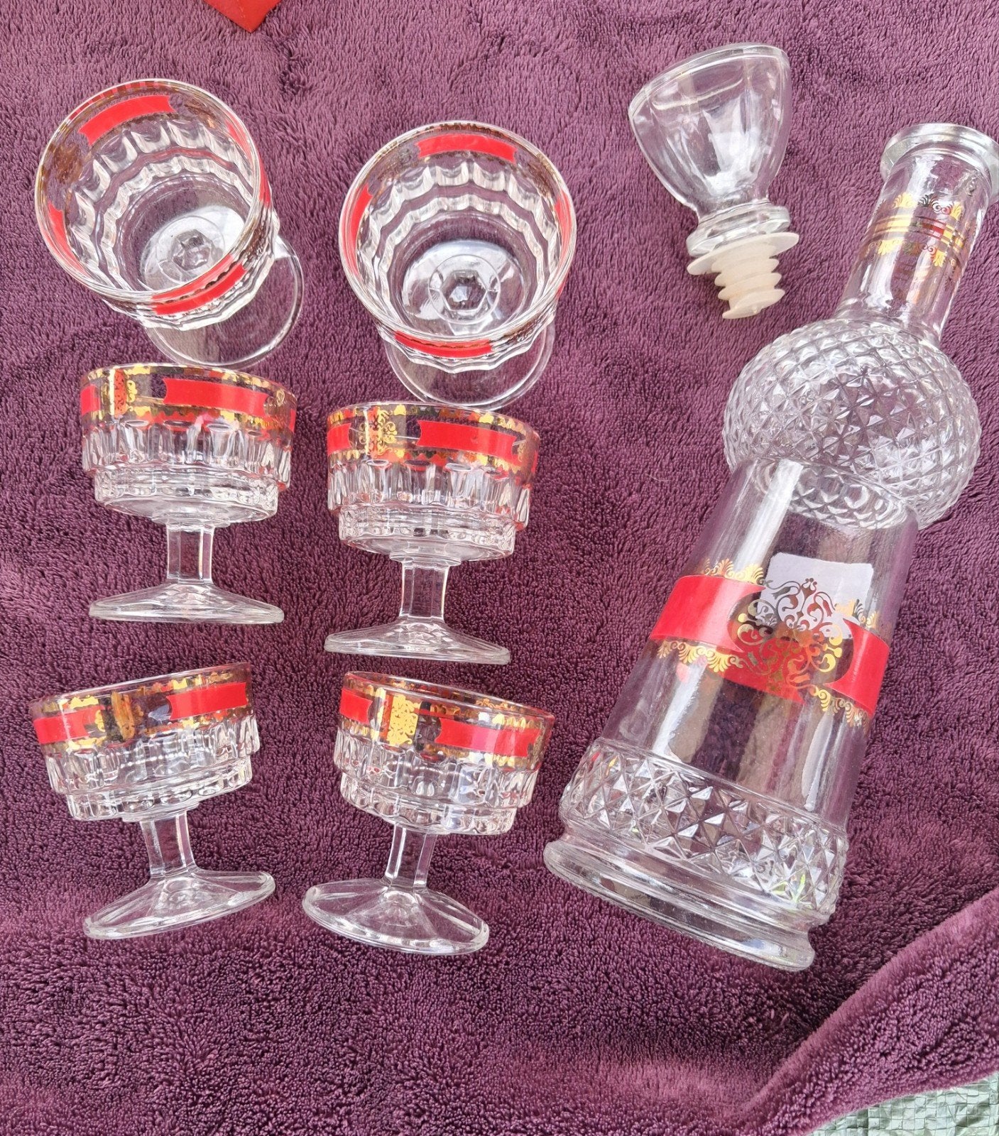 TEAB Vintage Glazen Karaf met 6 Borrelglaasjes - Rood/Goud, Antiek en Kunst, Ophalen