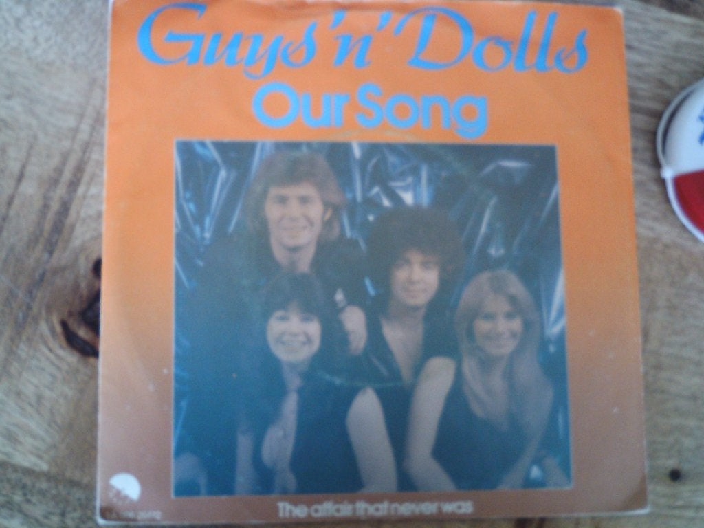 Guys 'n' Dolls - Our Song (Vinyl Single)  23a, 7 inch, Ophalen of Verzenden, Zo goed als nieuw, Pop