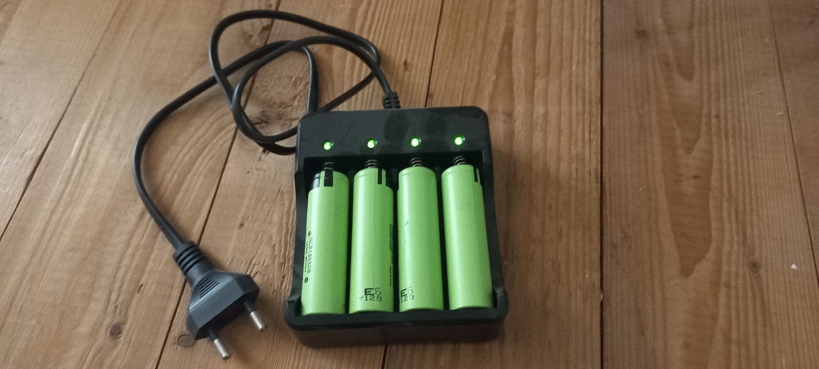 18650 Smart Oplader met 4x NCR18650B Li-ion Batterijen, Ophalen of Verzenden, Nieuw, Oplaadbaar