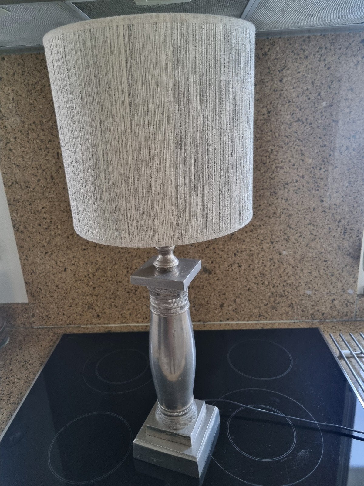 Twee Colmore Tafellampen met Metalen Voet en Stoffen Kap, Huis en Inrichting, Lampen | Tafellampen, Met schakelaar, Overige merken