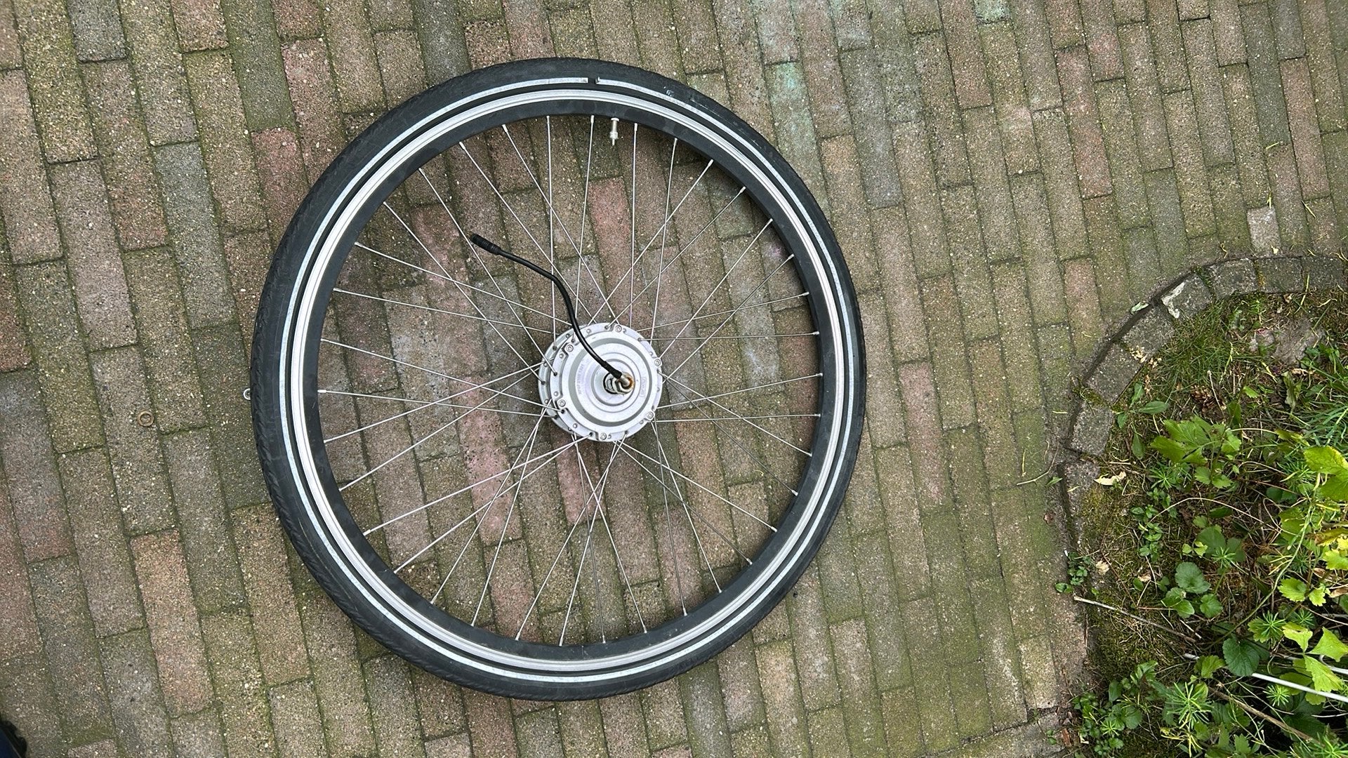 Zeer goed voorwiel met MXUS motor. Voor o.a. Spirit, Fietsen en Brommers, Fietsonderdelen, Ophalen of Verzenden, Zo goed als nieuw