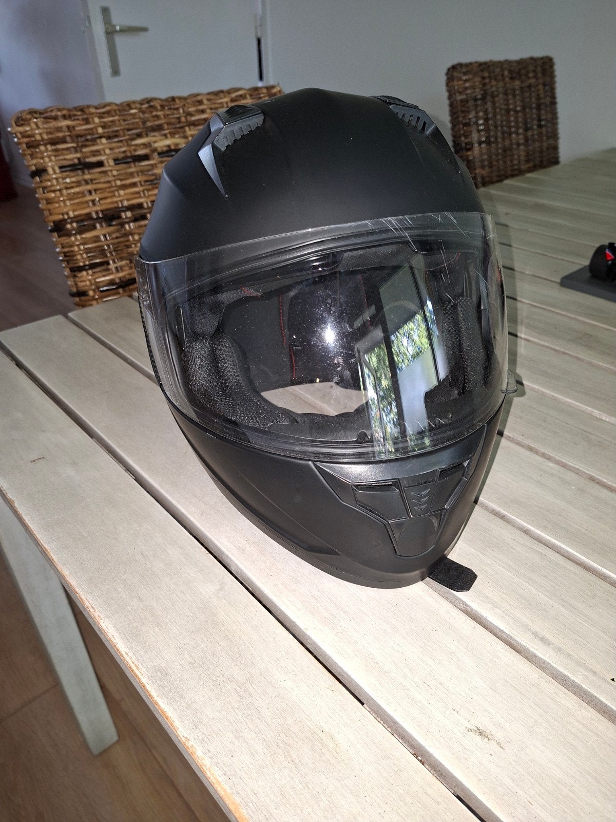 Zwarte helm met zonnevizier, Ophalen of Verzenden