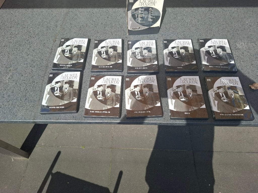 EEN BOX VAN 10 LAUREL& HARDY DVD ZIE FOTO, Alle leeftijden, Ophalen, Gebruikt, Actiekomedie