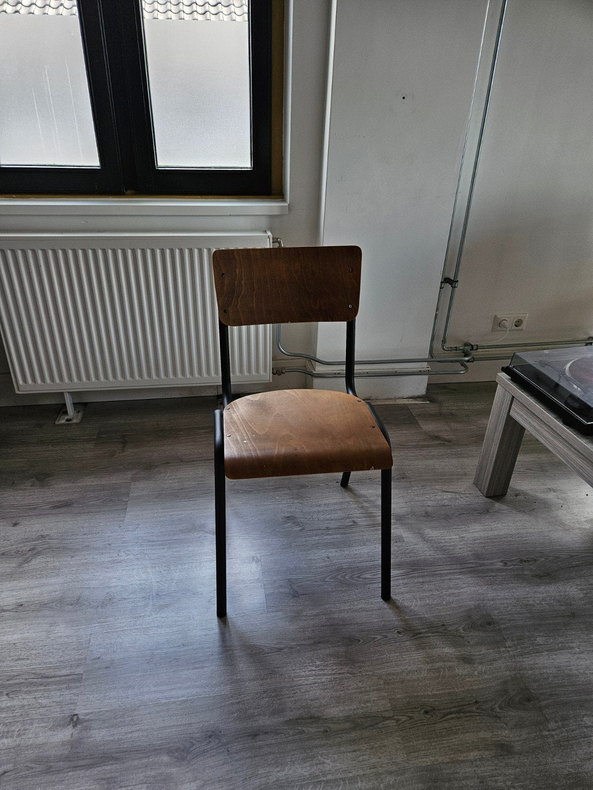 Stevige houten stoel met metalen frame, Ophalen, Gebruikt, Bruin, Eén