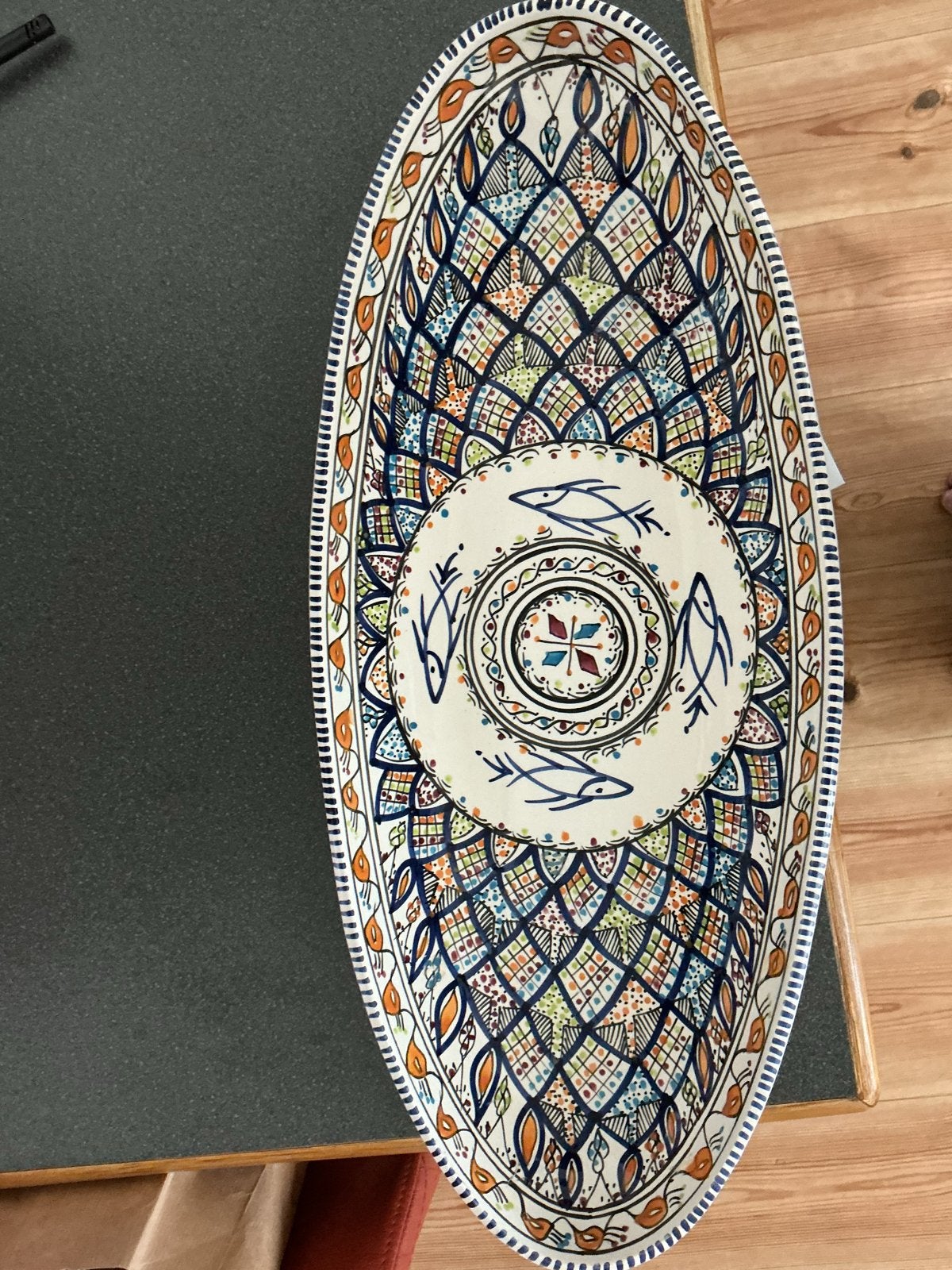 Handgemaakte Tunesische ovale schaal, 54x23 cm, Porselein of Keramiek, Schaal, Ophalen of Verzenden, Zo goed als nieuw
