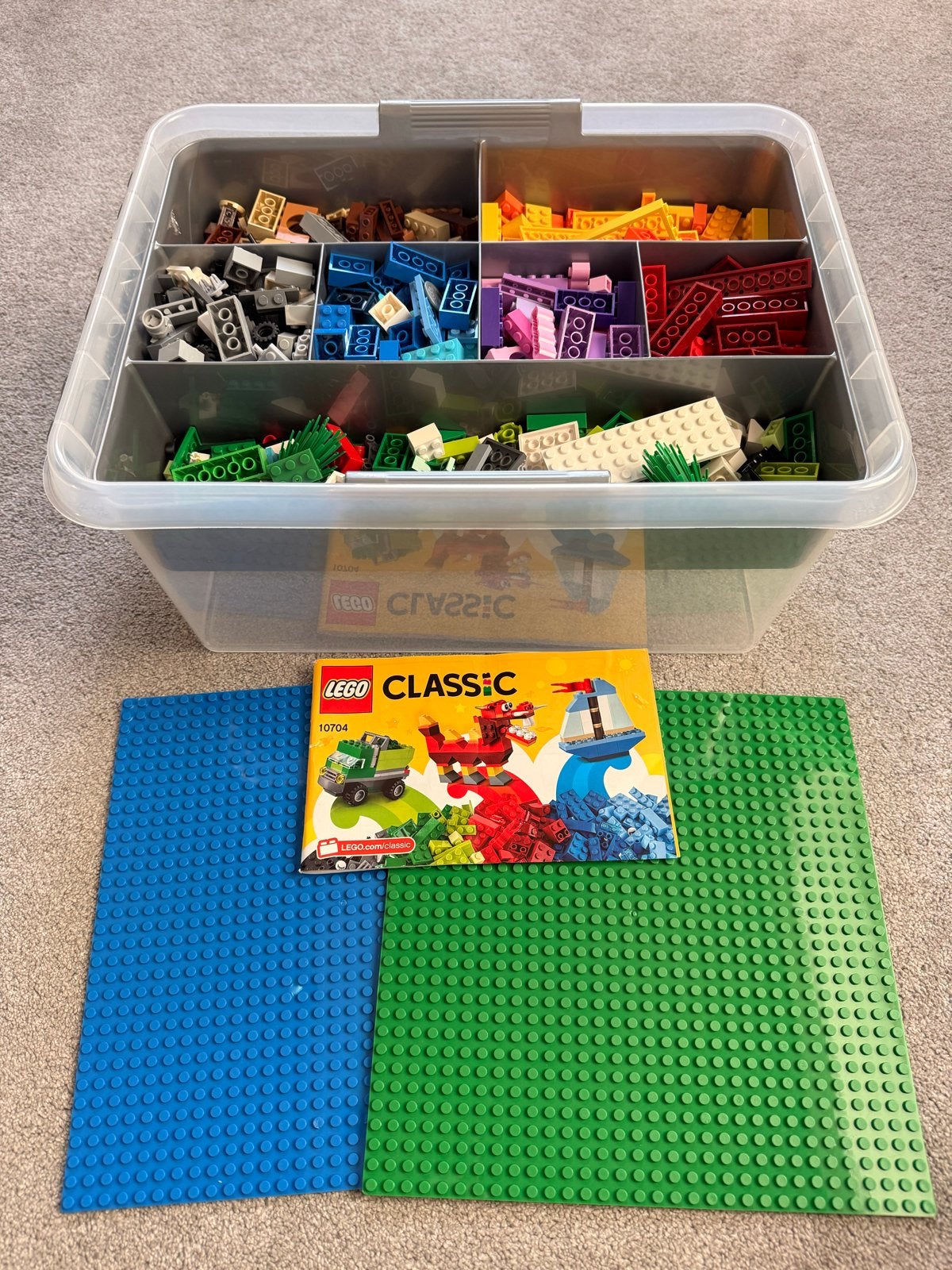 Nieuwe LEGO Classic set 10704 met grondplaten en opbergbox, Lego, Nieuw, Ophalen of Verzenden, Compleet