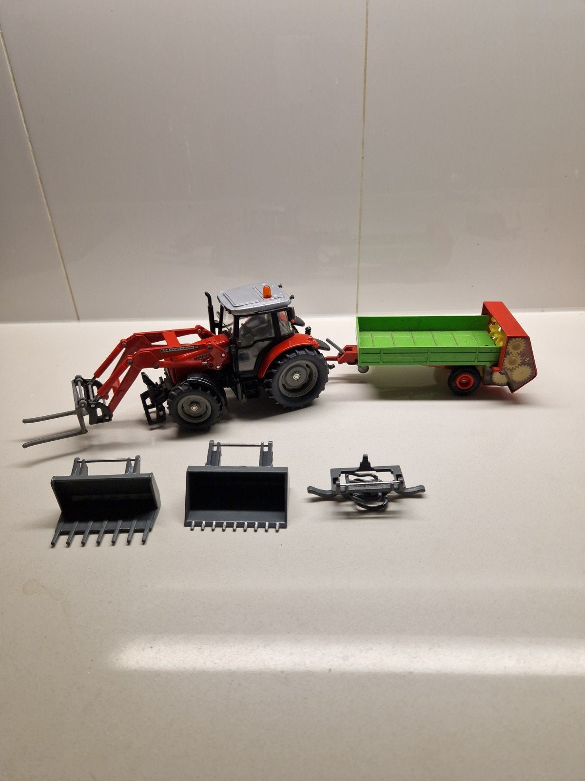 SIKU tractor met mestverspreider, Ophalen of Verzenden, Zo goed als nieuw, Tractor of Landbouw, SIKU