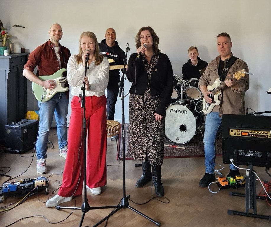 Coverband zoekt bassist, Contacten en Berichten