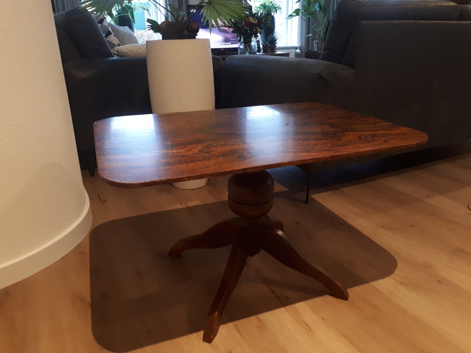 Vintage bijzettafel wortelnoten blad salontafel ronde poot, Ophalen