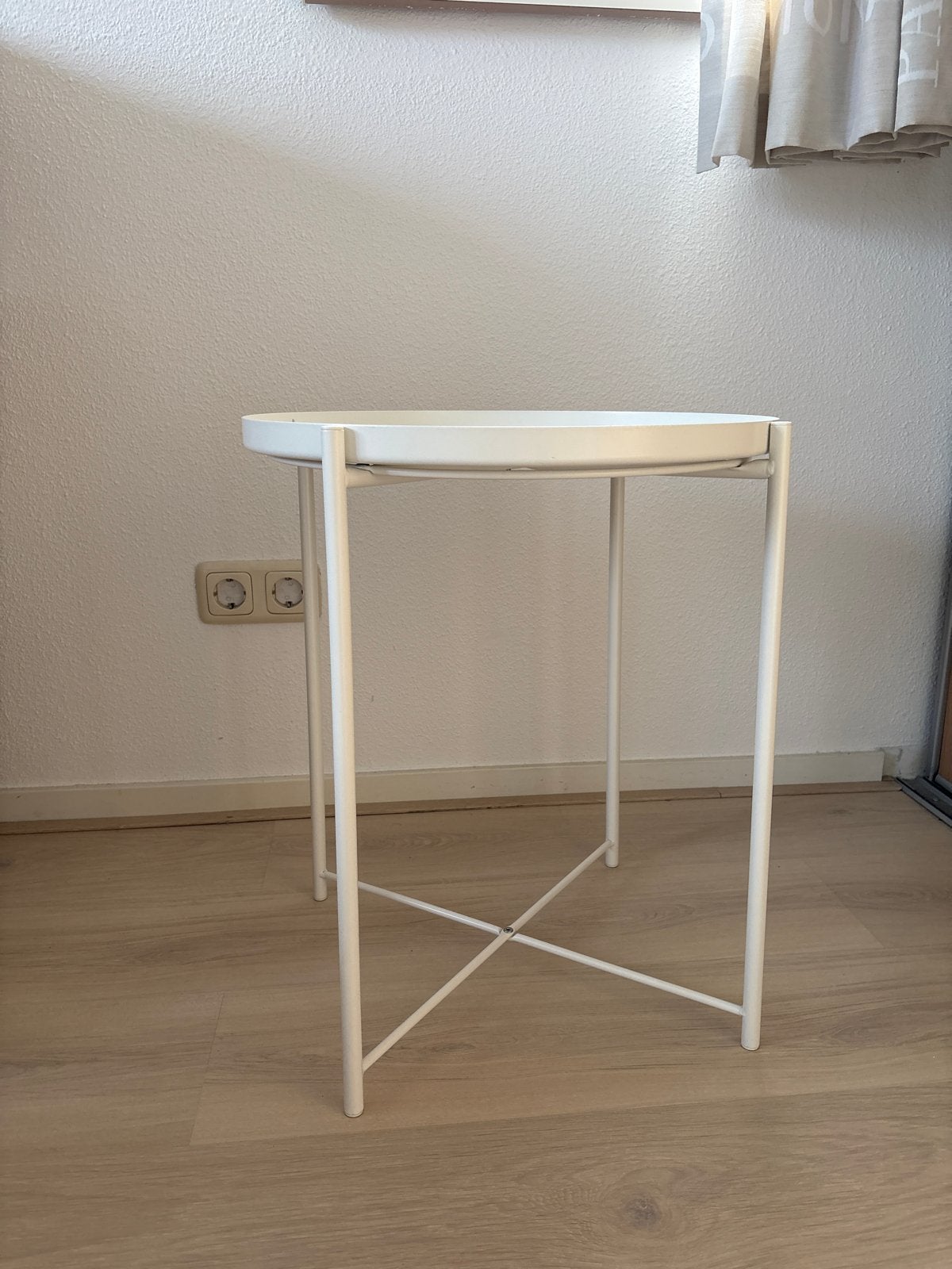 Ikea Gladom bijzettafel - Wit, Minder dan 55 cm, Metaal of Aluminium, Rond, Zo goed als nieuw