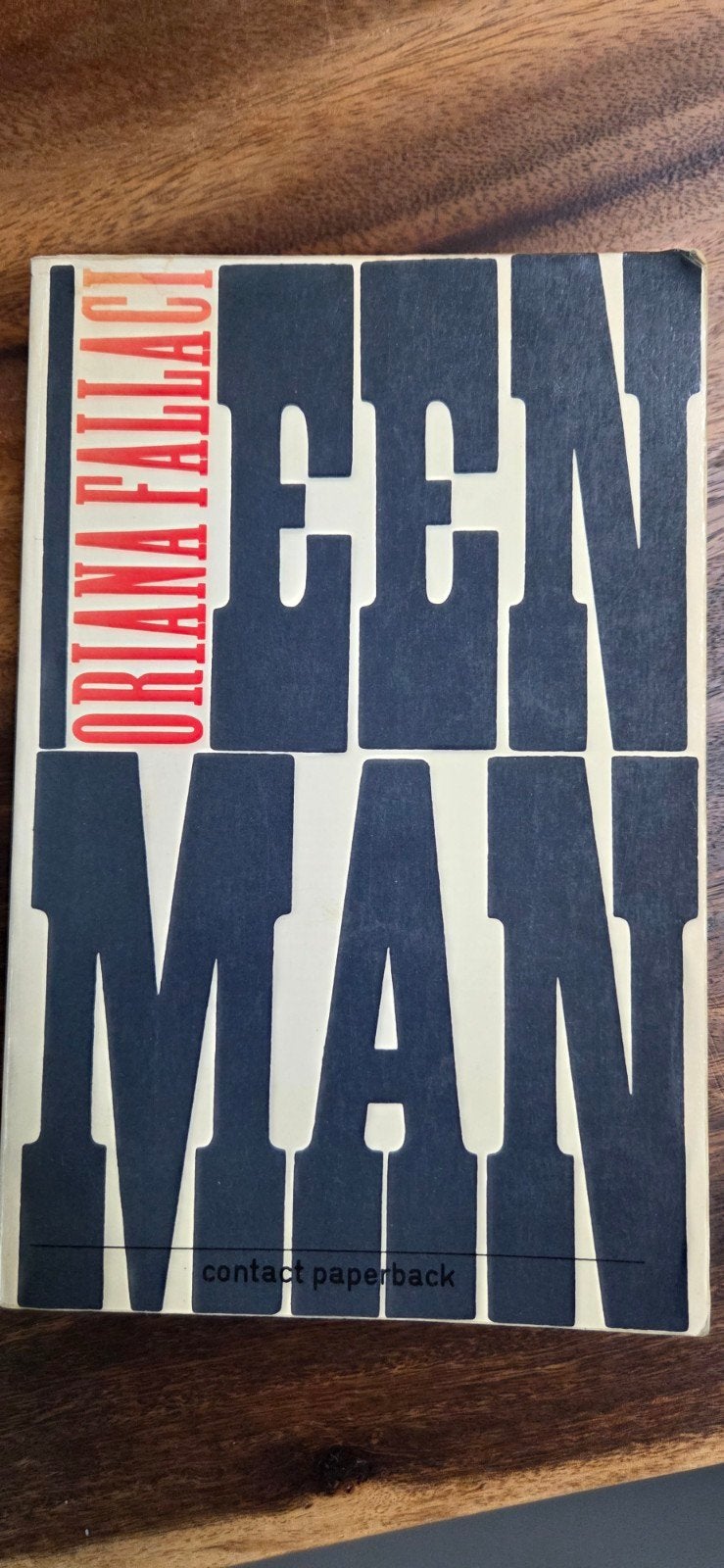 Een Man - Oriana Fallaci (Contact Paperback), Boeken, Romans, Gelezen, Nederland, Ophalen of Verzenden