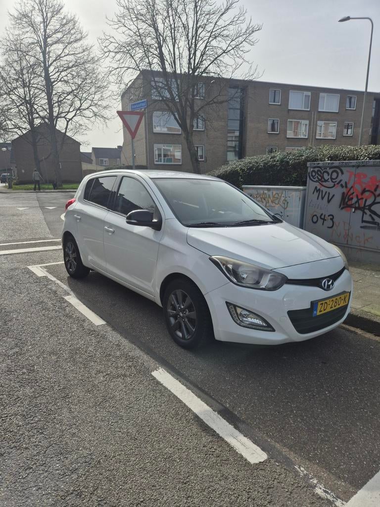 Hyundai i20 1.2 I 5-DRS 2014 Wit, Voorwielaandrijving, 450 kg, 31 €/maand, 4 cilinders