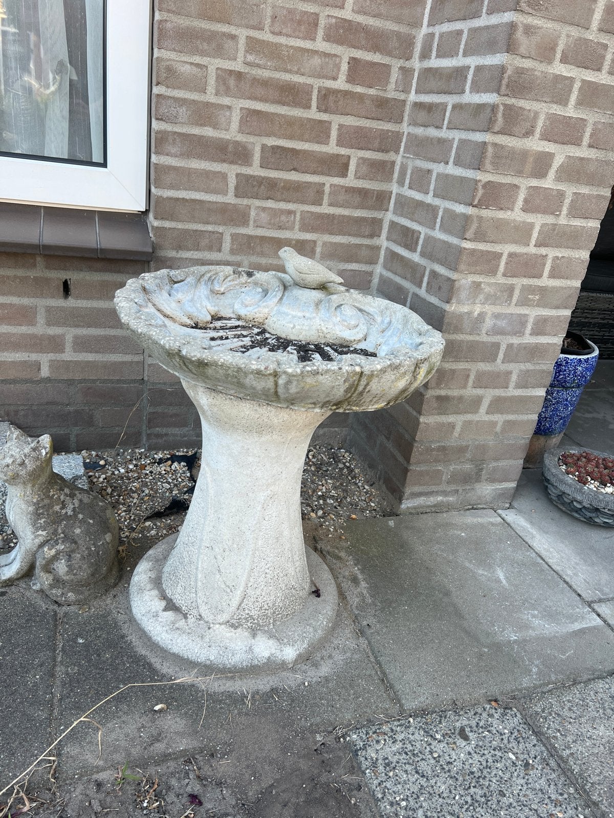 Betonnen vogelbad met vogelbeeldje, Ophalen, Gebruikt, Beton, Dierenbeeld
