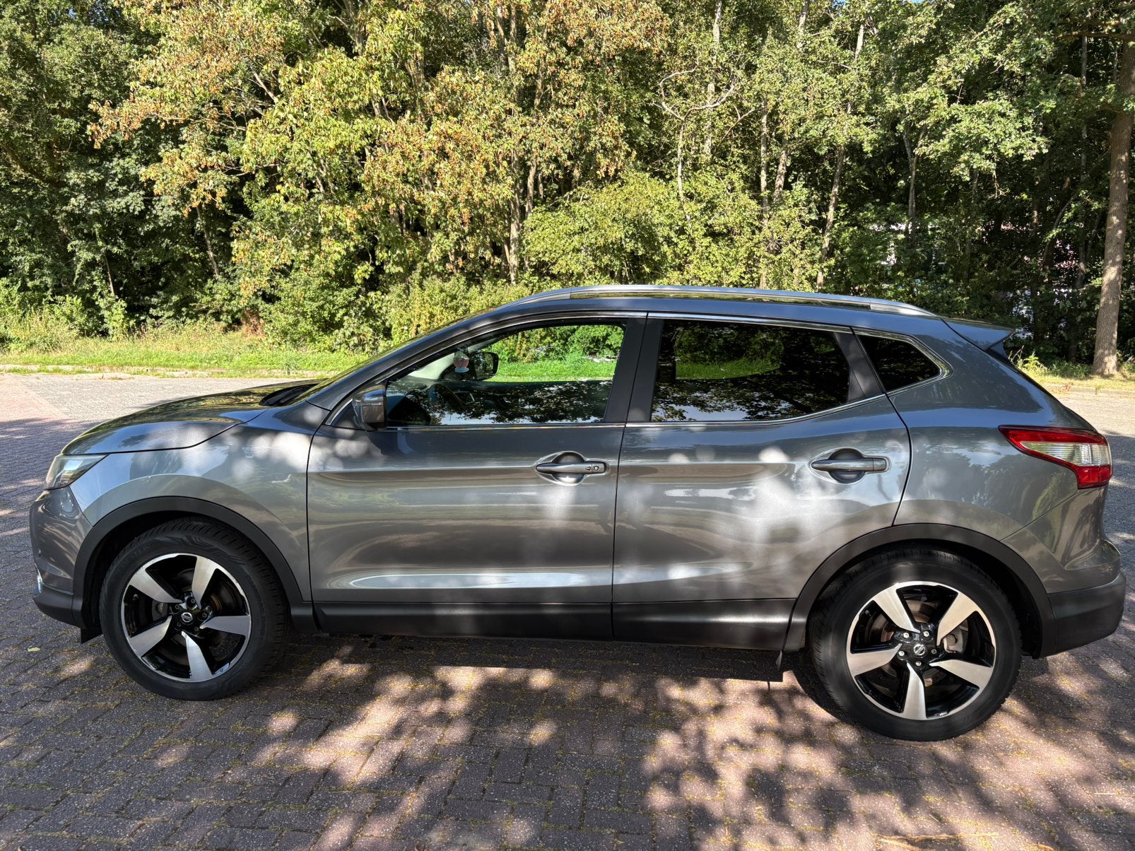 Nissan Qashqai 1.2 Dig-t 85KW 2WD CVT 2015 Grijs, Auto's, Nissan, Automaat, 680 kg, 4 cilinders, Adaptieve lichten
