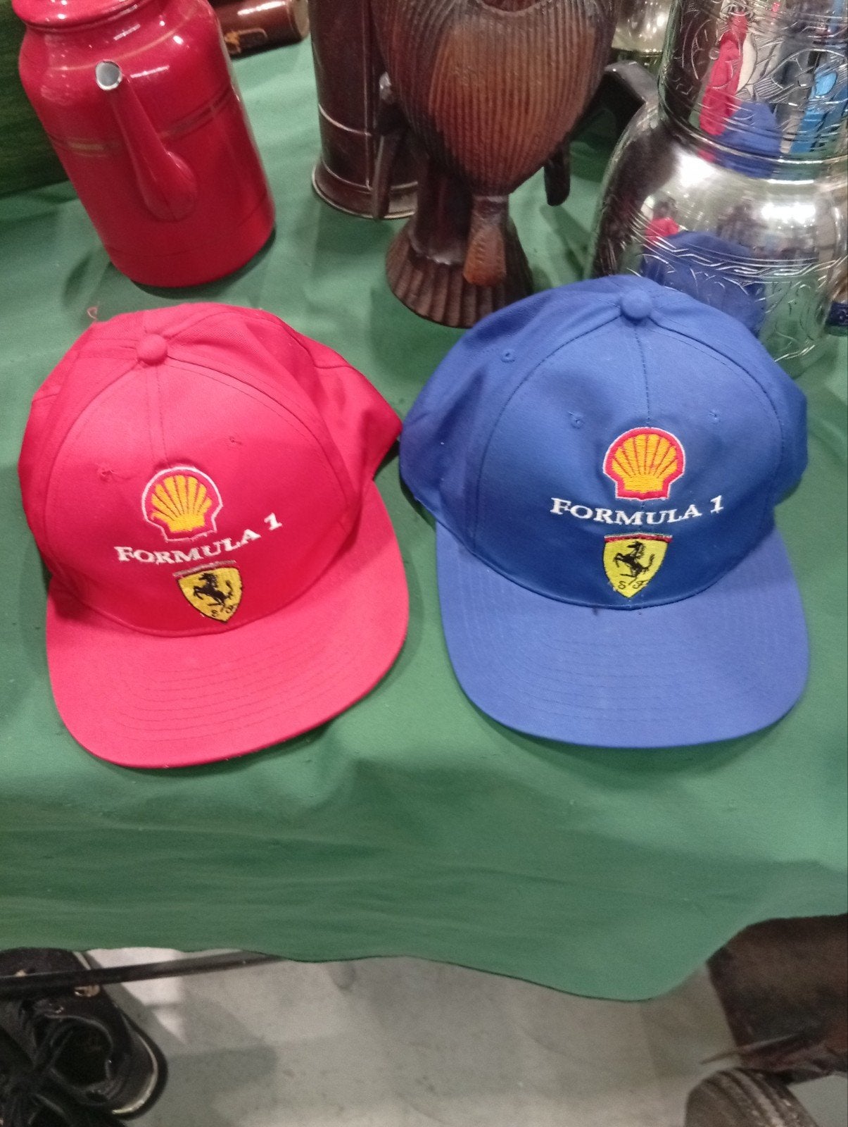 Vintage Shell Formula 1 Ferrari petten (rood & blauw), Shell, One size fits all, Ophalen of Verzenden, Pet
