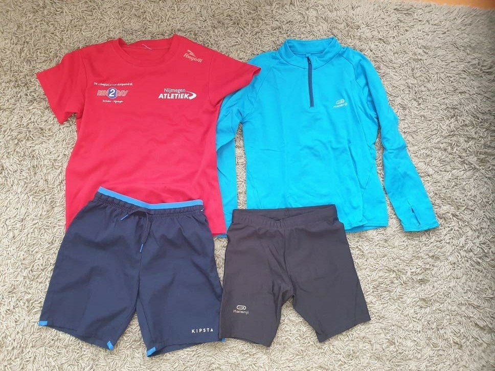 Atletiek set: T-shirt, longsleeve en shorts, maat 128-134, Ophalen of Verzenden, Gebruikt
