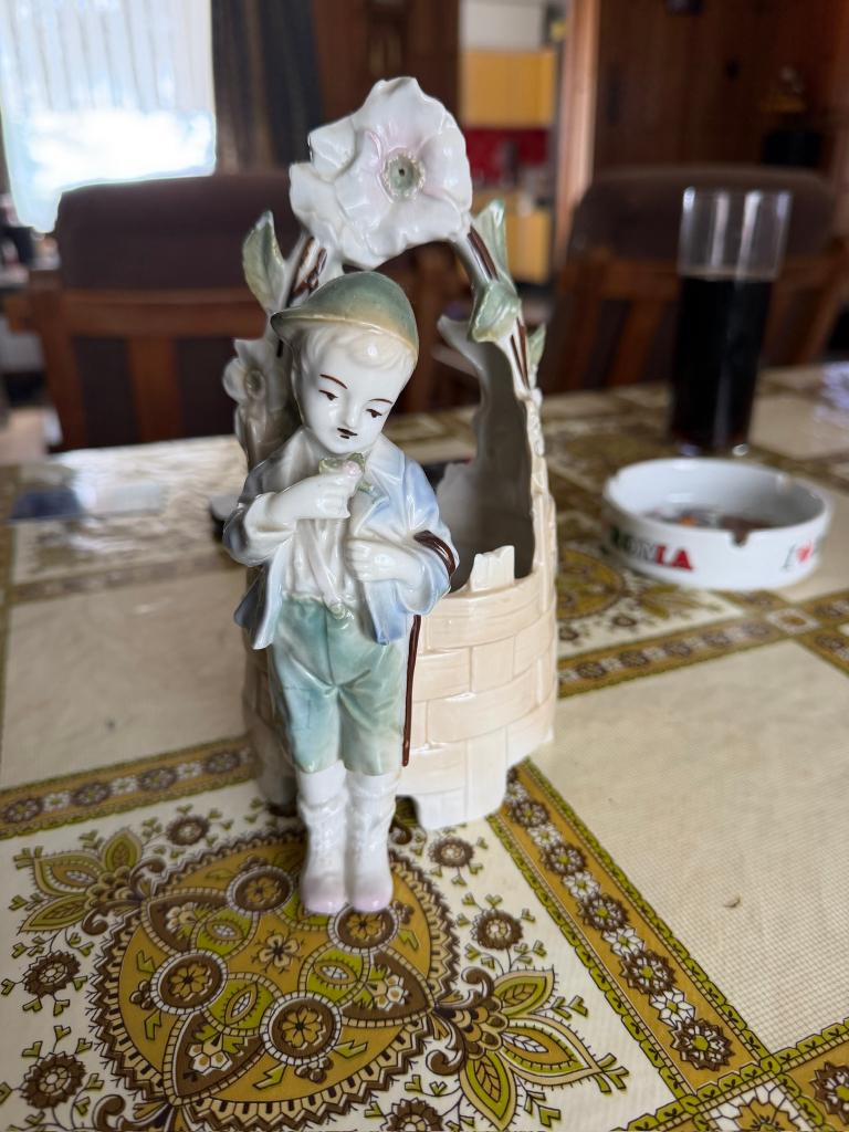 porselein Manneke met een mand ? geen stempel niks, Ophalen
