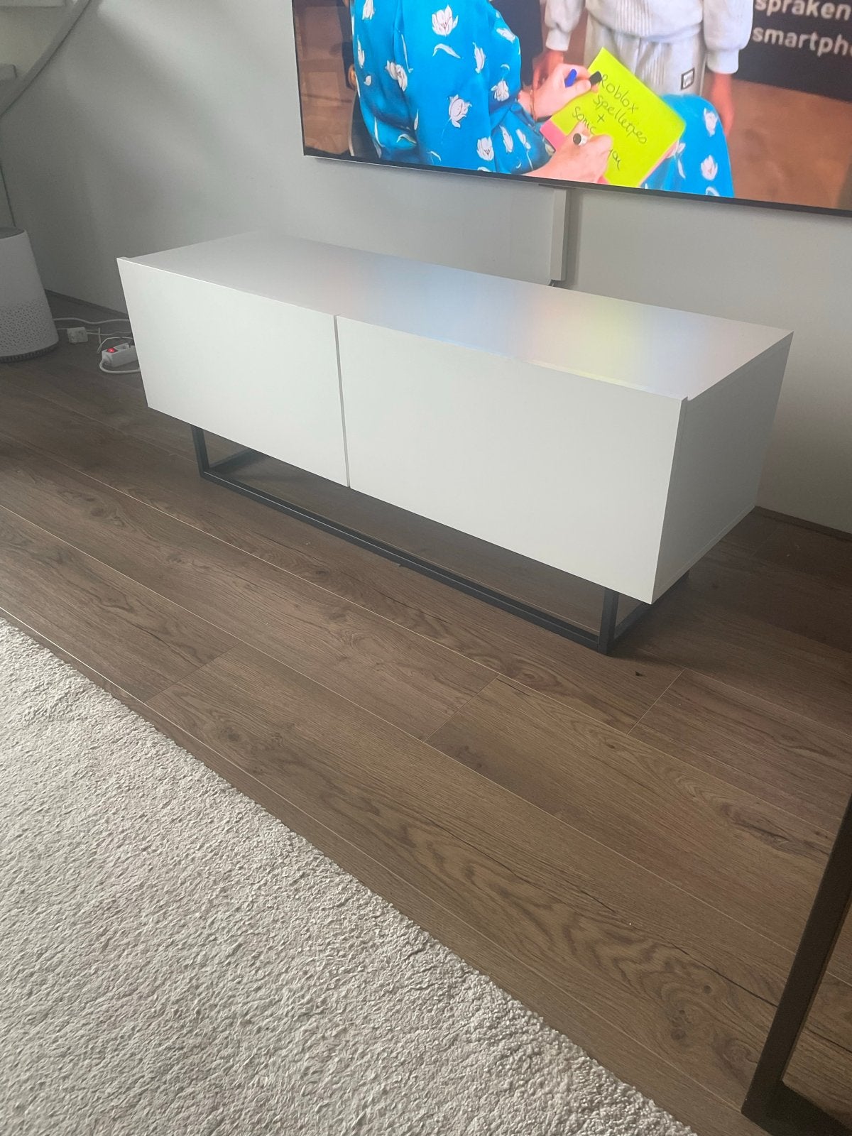 Moderne witte tv-meubel met metalen onderstel, Ophalen, 100 tot 150 cm, Zo goed als nieuw, Minder dan 100 cm