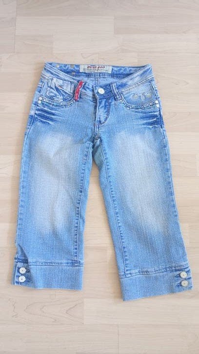 Leuke driekwart spijkerbroek met knoopjes en steentjes, Maat 38/40 (M), Blauw, Ophalen of Verzenden, Driekwart
