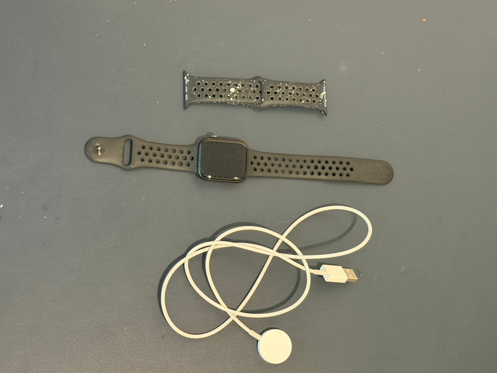 Apple Watch Nike SE 44mm Space Gray Aluminium Zwarte Band, Zwart, IOS, Ophalen of Verzenden, Zo goed als nieuw
