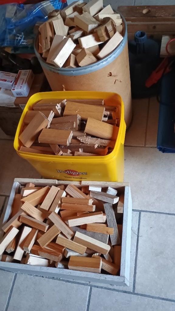 Kist en 2 tonnen gevuld met mooi kurkdroog aanmaak houthout., Minder dan 3 m³, Ophalen, Overige houtsoorten, Blokken