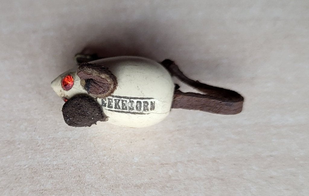 Muis broche met Eekhoorn er op, Gebruikt, Niet vindbaar, Niet vindbaar, Speldje of Pin