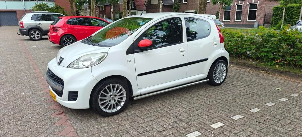 Peugeot 107 1.0 12V 5DR 2010 Wit, Auto's, Voorwielaandrijving, Zwart, 4 stoelen, Origineel Nederlands