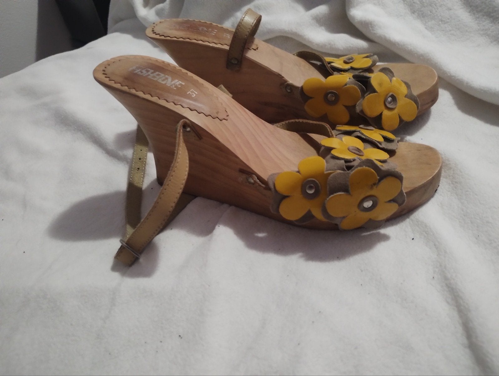 Fishbone sandalen met sleehak en bloemendetails, Kleding | Dames, Fishbone, Beige, Gedragen, Sandalen of Muiltjes