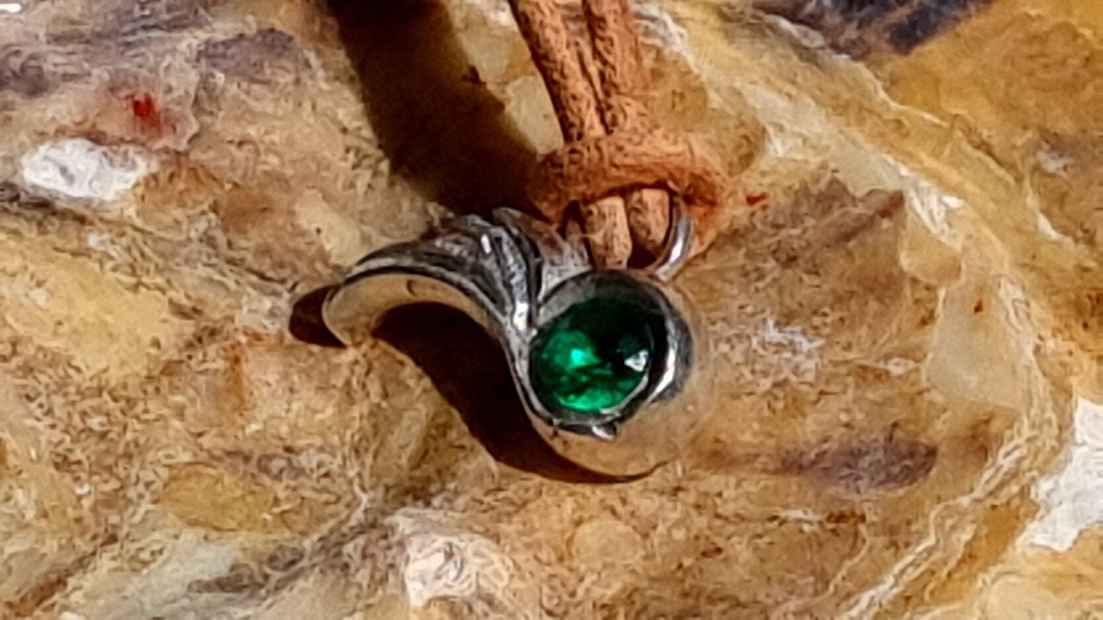 Zilveren Hanger met Groene Zirconia aan Leren Bandje, Sieraden, Tassen en Uiterlijk, Ophalen of Verzenden, Nieuw, Zilver, Met hanger