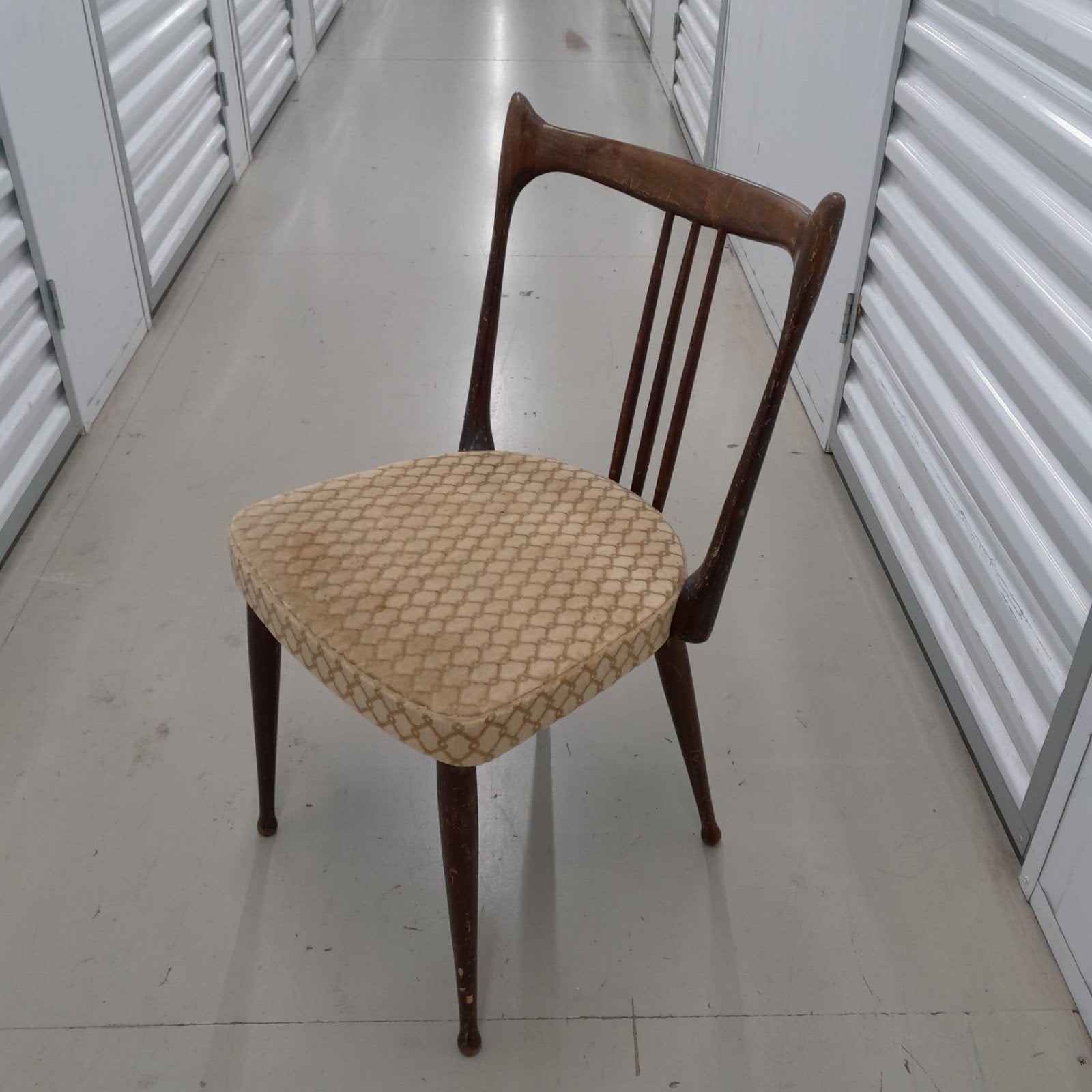 Vier Stevens houten stoelen jaren 50/60 met gestoffeerde zit, Ophalen