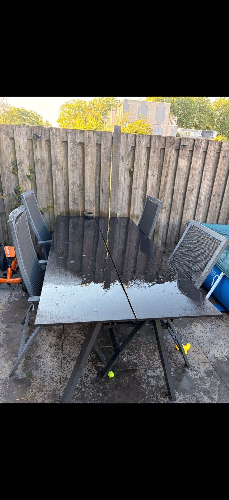 Tuinset: Tafel met 4 stoelen (1 mist armleuning), Ophalen, Gebruikt, Rechthoekig, Metaal