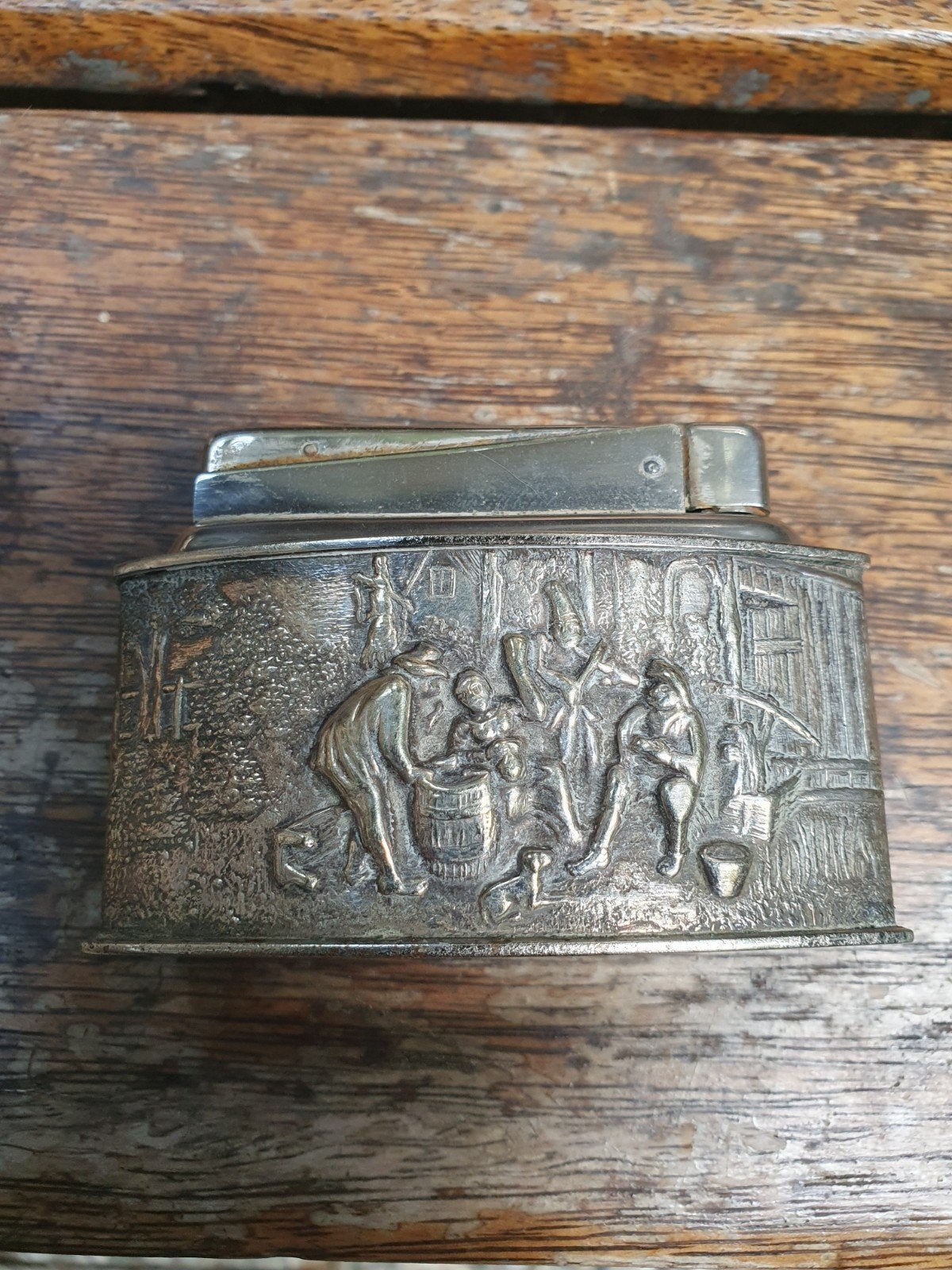Karl Wieden aansteker met reliëf, scènes van het platteland, Ophalen of Verzenden, Gebruikt, Aansteker