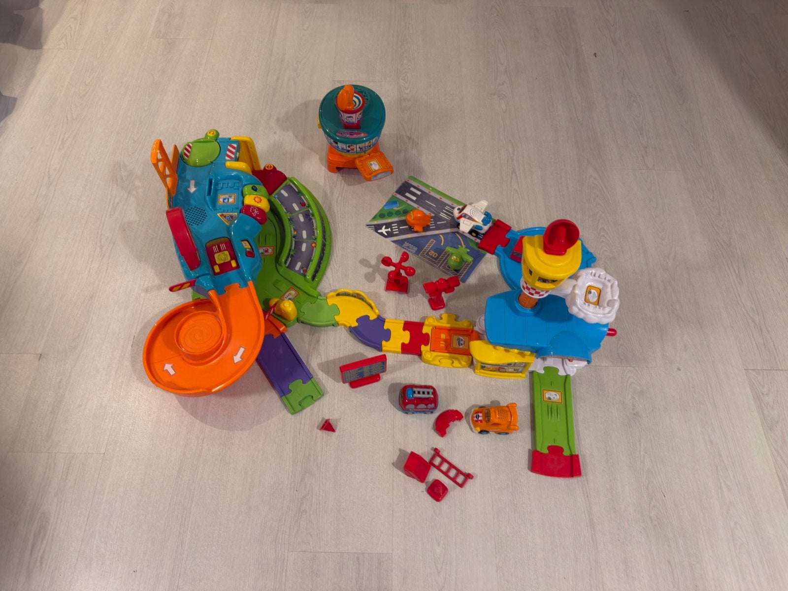 VTech toet toet garage en vliegveld, Kinderen en Baby's, Speelgoed | Vtech, Ophalen, Gebruikt, 2 tot 4 jaar