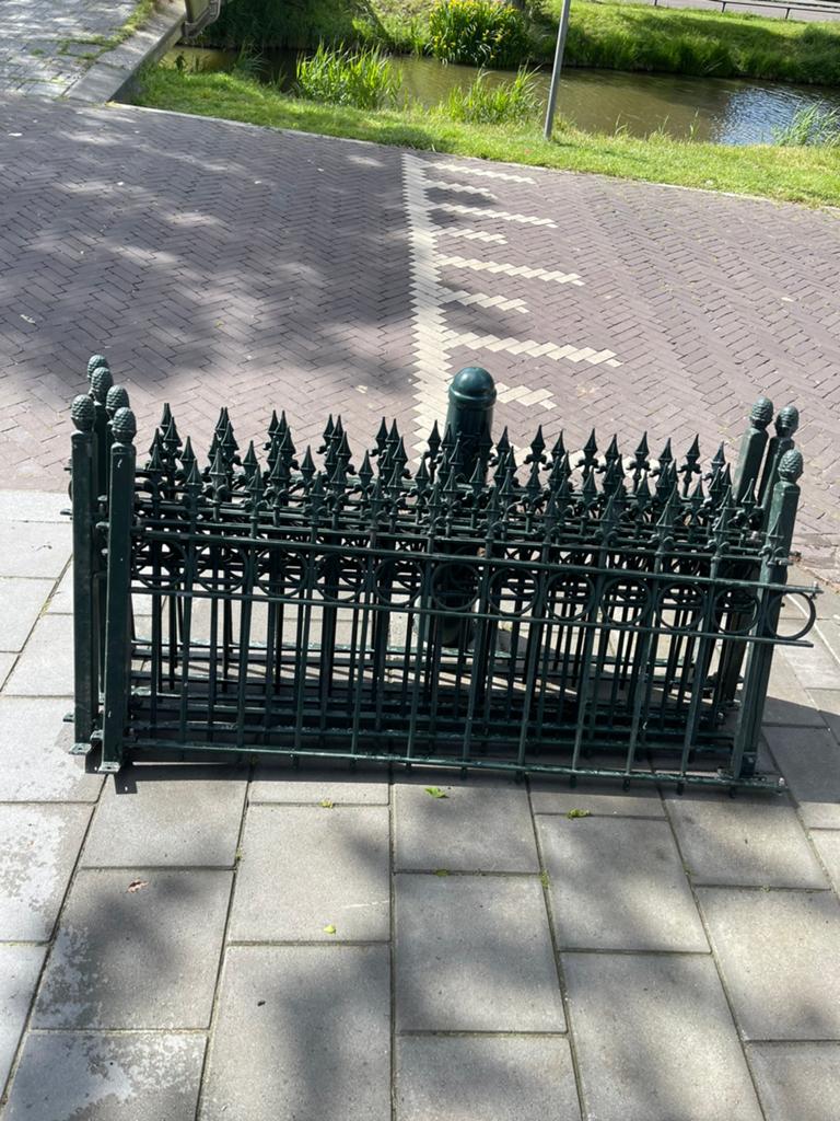 Sierhekwerk met deurtje – klassiek groen metaal, Tuin en Terras, Tuinhekken en Hekwerk, Ophalen of Verzenden, Gebruikt, IJzer