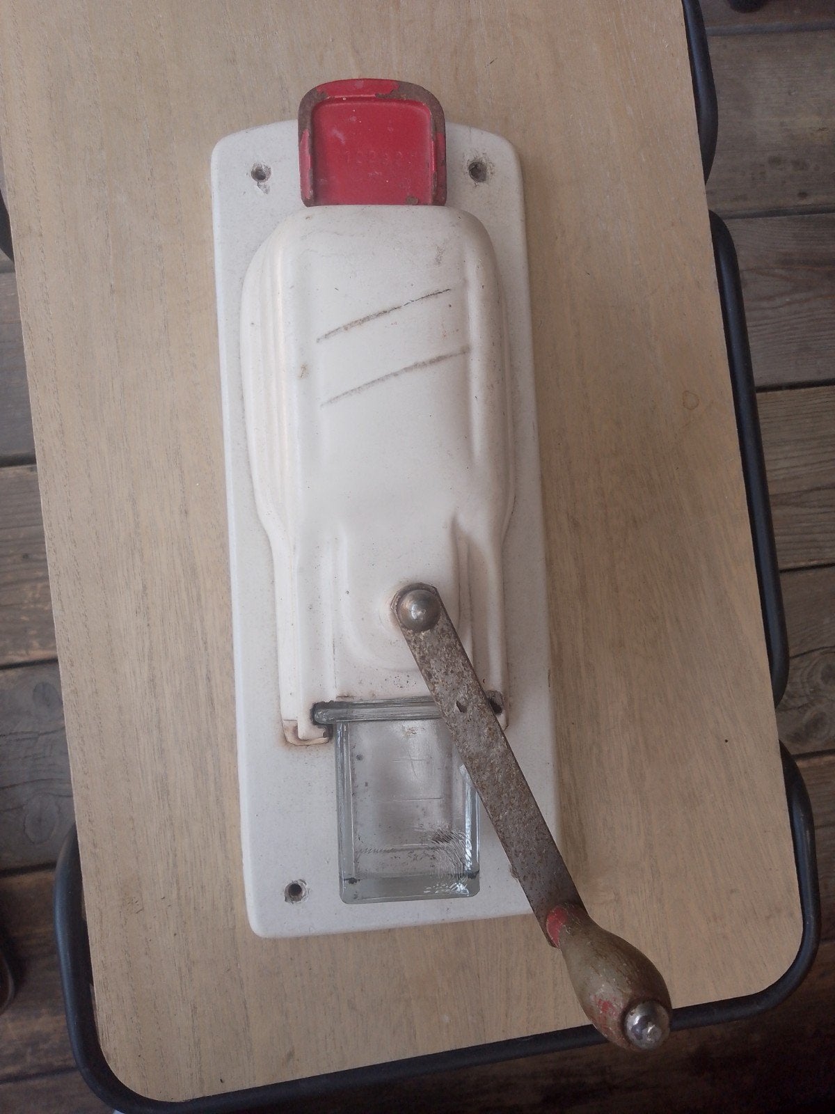Antieke wandkoffiemolen met houten handvat, Ophalen of Verzenden
