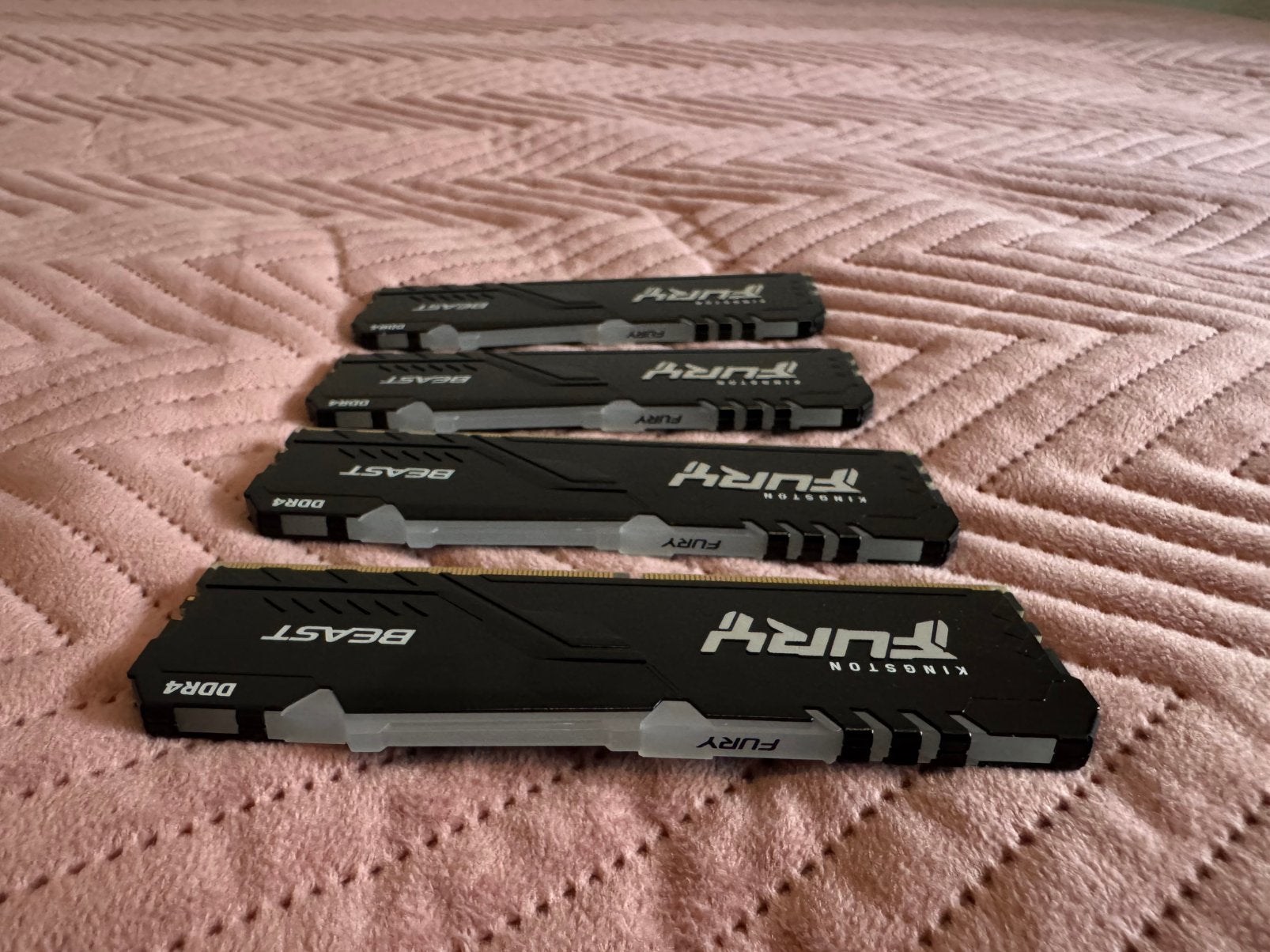 Kingston DDR4 FURY Beast RGB 4x8GB 3200mhz.  32GB, Computers en Software, RAM geheugen, Ophalen, 32 GB, DDR4, Zo goed als nieuw