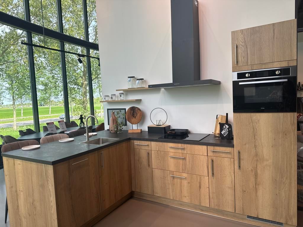 Moderne showroomkeuken met inbouwapparatuur, Overige materialen, Bruin, Hoekkeuken, Nieuw