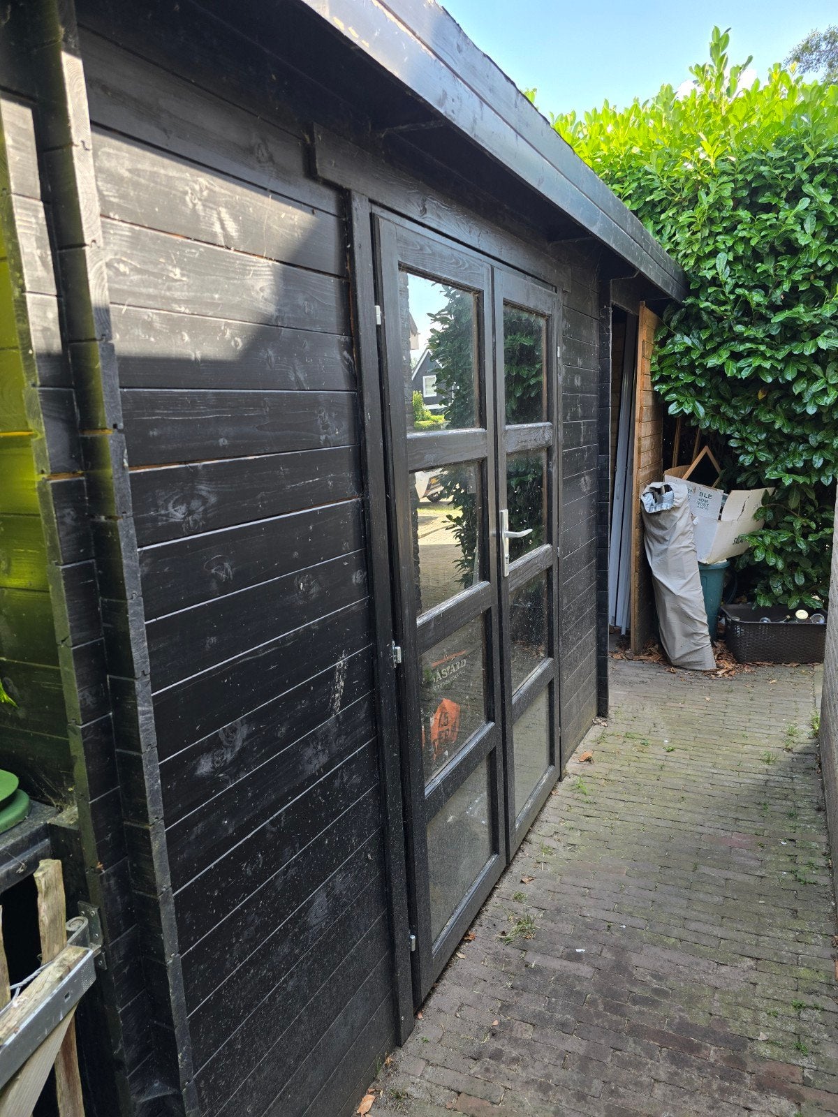 Zwarte houten blokhut met overkapping en dubbele deur, Tuin en Terras, Tuinhuizen, Ophalen, Blokhut, 2 ramen, 500 cm of meer
