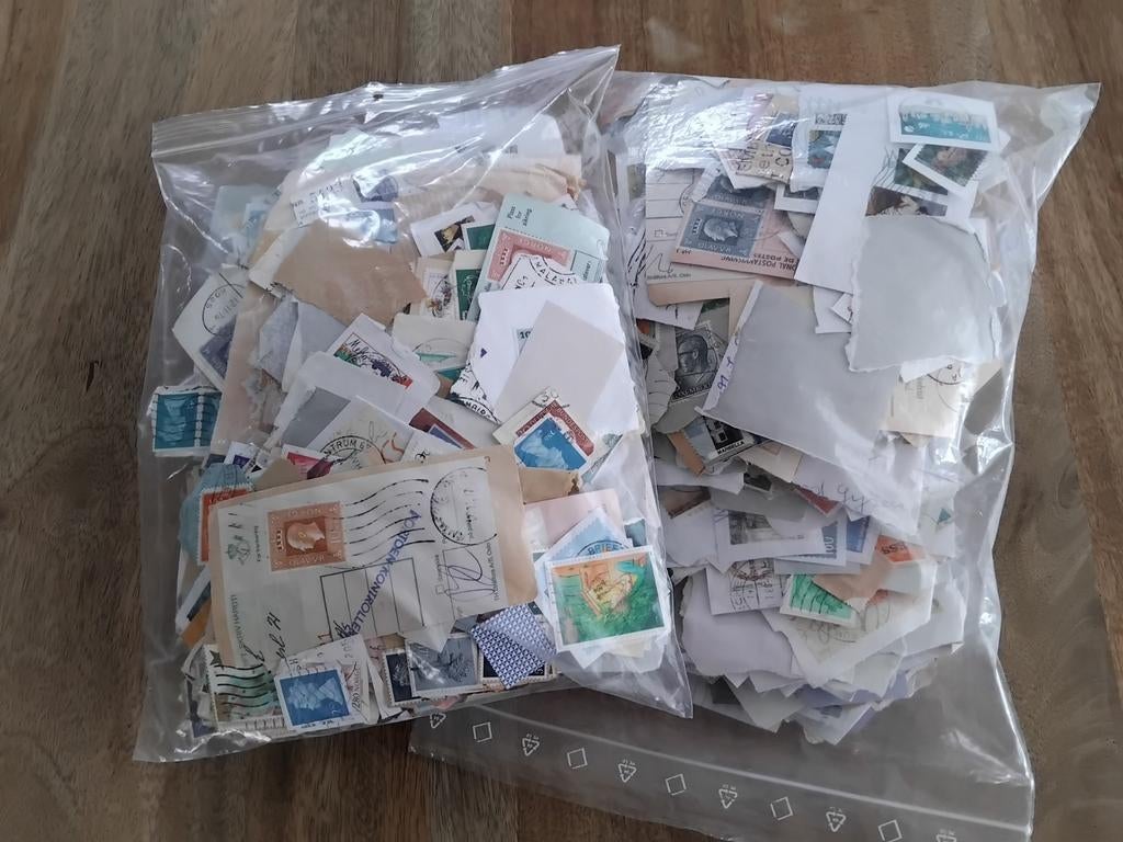 BUITENLAND ca. 1 kilo zegels onafgeweekt, Postzegels en Munten, Postzegels | Volle albums en Verzamelingen, Verzenden, Buitenland