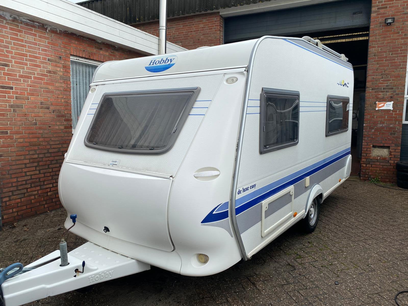 Hobby De Luxe Easy 2003 – Compacte 4-persoons caravan, Hobby, Dwarsbed, Schokbreker, Treinzit