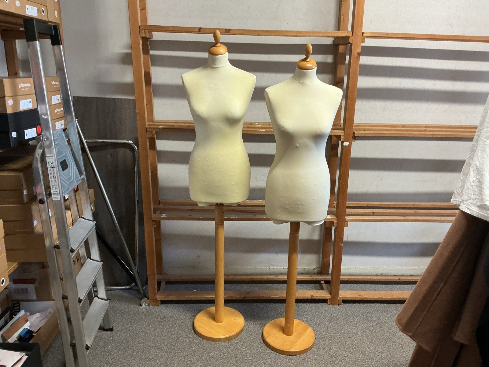 2x Etalagepop / Buste - Crèmekleurig met Houten Voet, Ophalen of Verzenden