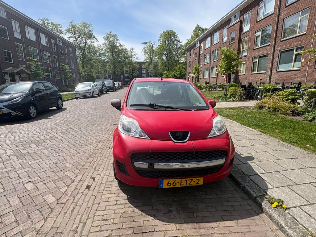 Peugeot 107 1.0 12V 5DR 2010 Rood - NIEUWE APK, Auto's, Voorwielaandrijving, Elektrische ramen, 4 stoelen, 68 pk