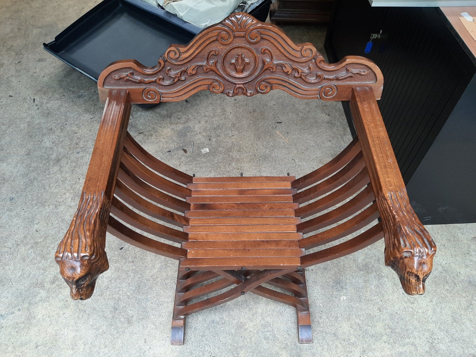 Vintage Gesneden Houten Savonarola Stoel met Leeuwenkoppen, Antiek en Kunst, Antiek | Meubels | Stoelen en Banken, Ophalen