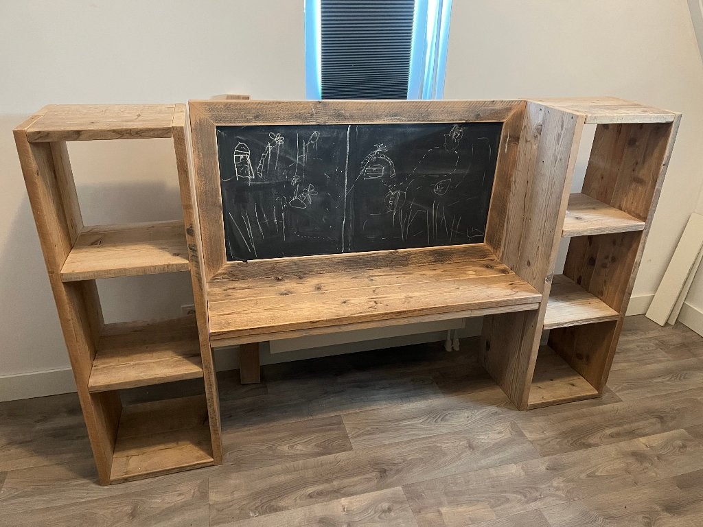Steigerhouten kinderbureau en speelmeubel met krijtbord, Ophalen, Zo goed als nieuw