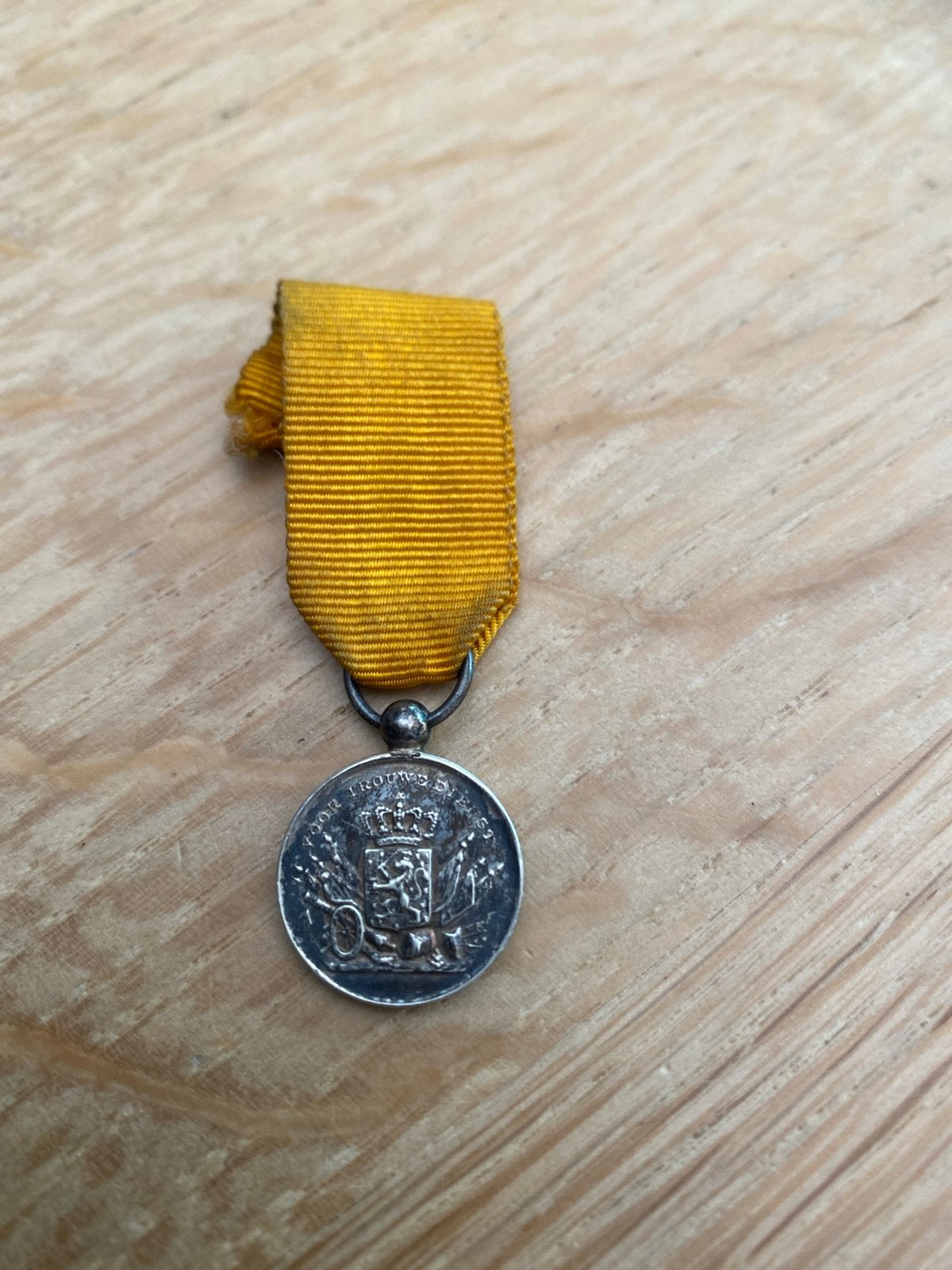 Zilveren medaille "Voor Trouwe Dienst" met geel lint, Postzegels en Munten, Ophalen of Verzenden, Zilver, Nederland