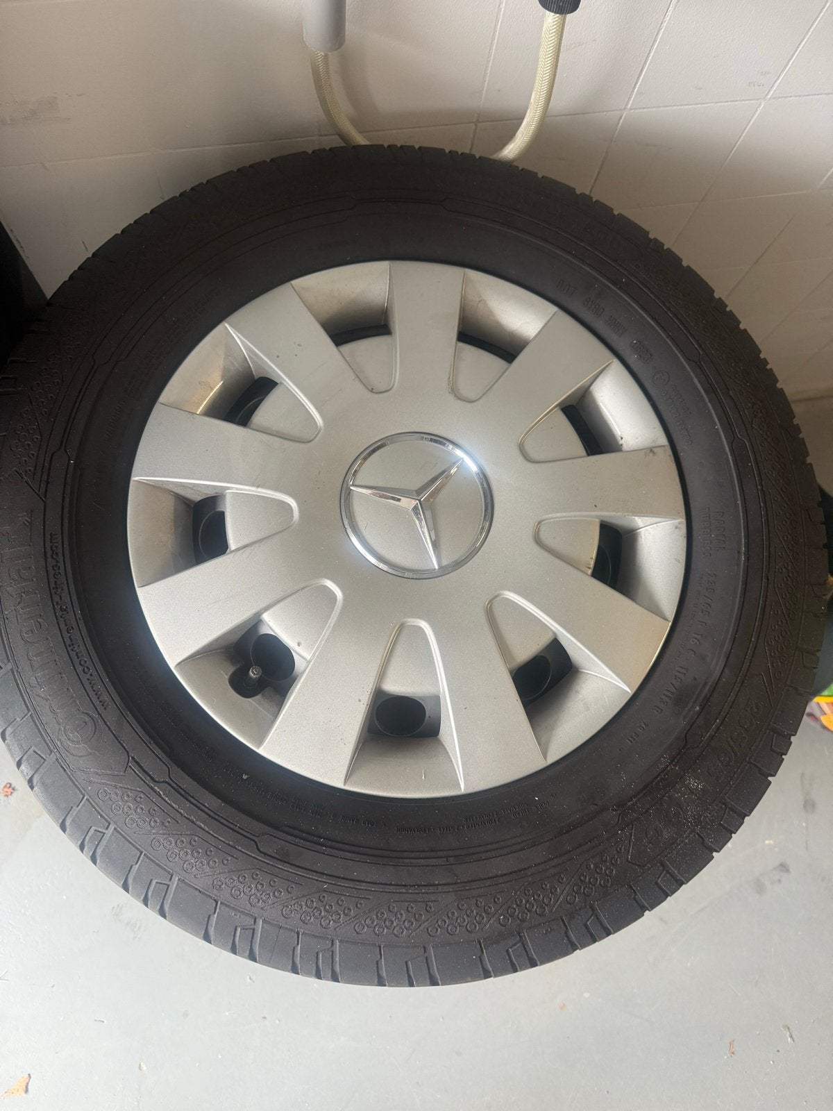 Mercedes-Benz banden met wieldoppen 235/65 R16, Gebruikt, 16 inch, Banden en Velgen, 235 mm