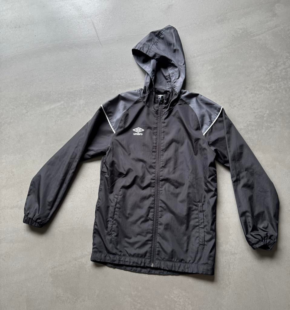 Umbro windjack/regenjack mt 152 capuchon mesh gevoerd zwart., Ophalen of Verzenden, Gebruikt, Jongen of Meisje, Jas